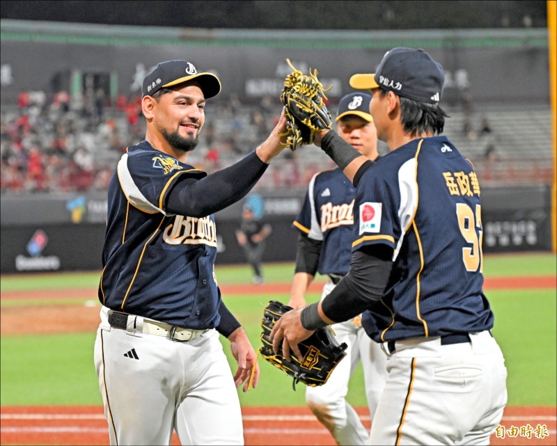 兄弟洋投勝騎士（左）繳出6局優質先發。（記者塗建榮攝）