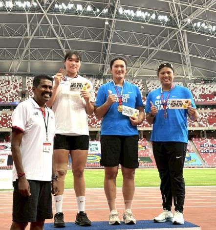 新竹縣鏈球好手余雅倩（右2）在新加坡的驚人表現，被新竹縣鄉親讚譽是「紀錄粉碎機」。（取自竹縣府官網）