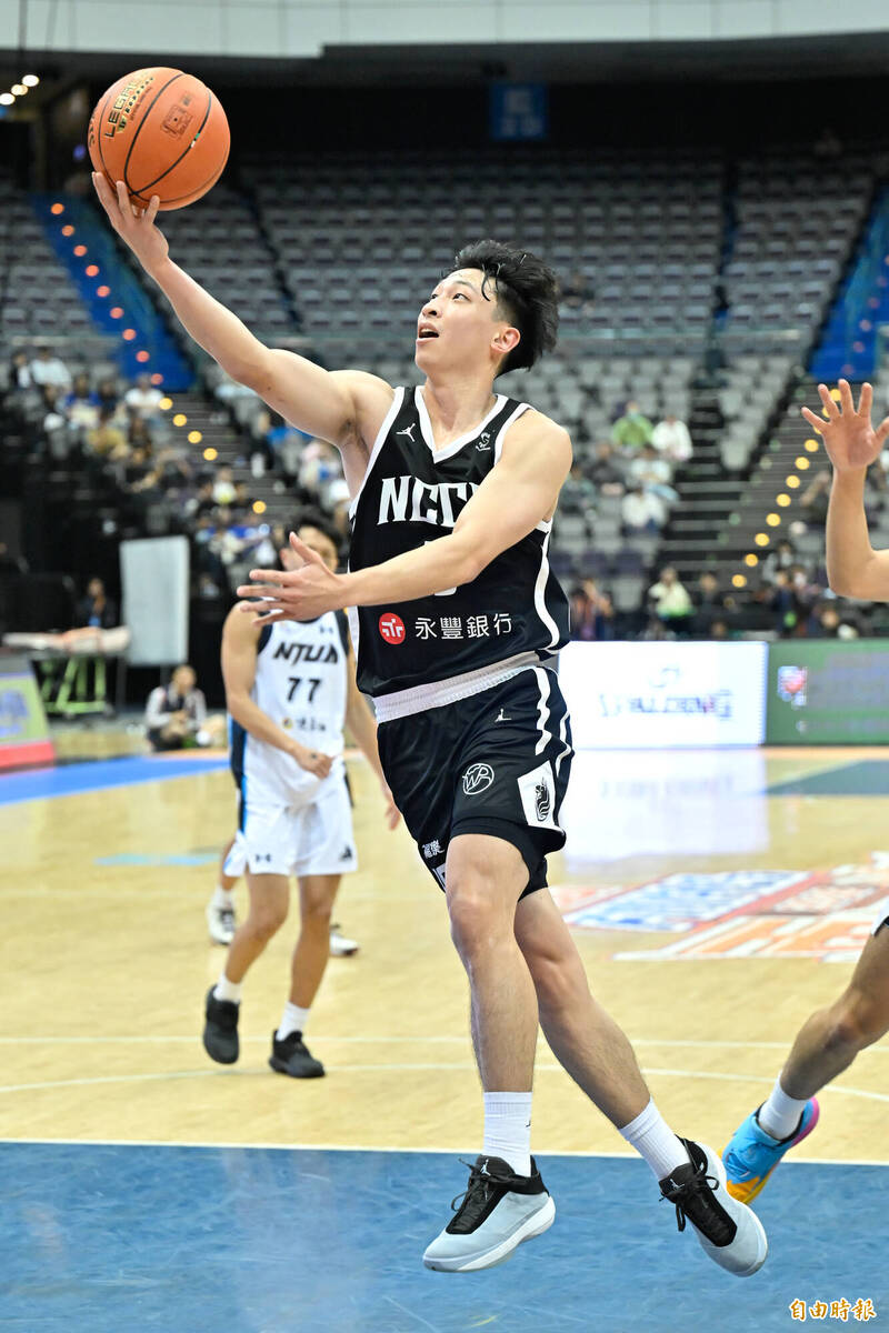 政治大學宋昕澔切入上籃。（記者陳志曲攝）