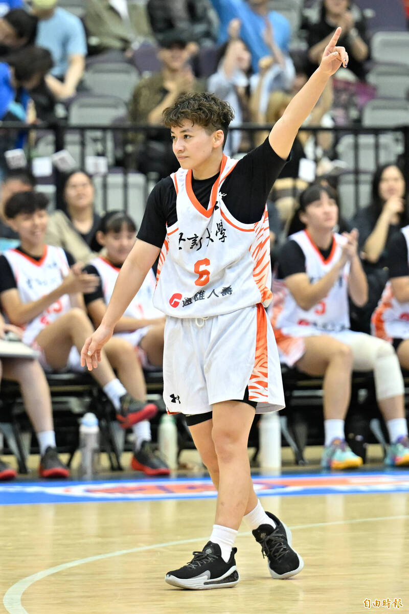 世新大學邱詠鈴三分得手。（記者陳志曲攝）