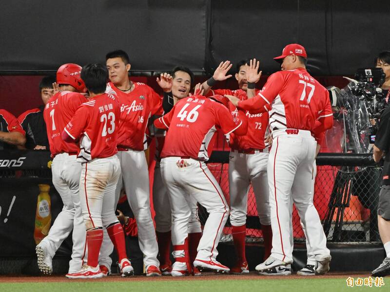 劉基鴻擊出逆轉兩分砲。（記者陳逸寬攝）