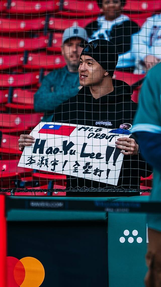 球迷舉印有台灣國旗的看板為李灝宇加油。（取自老虎官方IG限動）