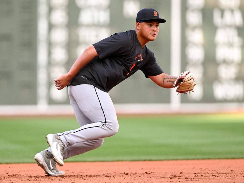 李灝宇升上大聯盟，賽前在芬威球場進行守備練習。（法新社）