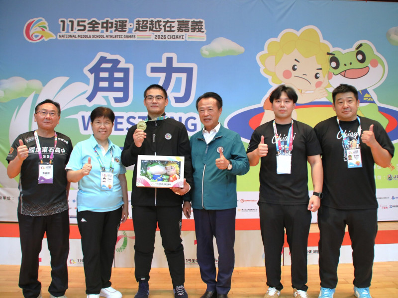 總統教育獎得主東石高中莊宇僑（左三）完成全中運三連霸。（嘉義縣政府提供）