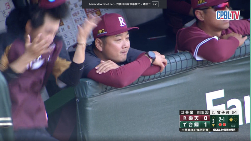 翻譯上場頭撞樑。（取自CPBLTV）