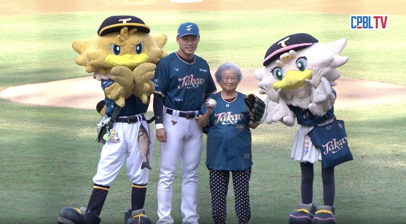大港阿嬤來台鋼主場開球。（取自CPBLTV）