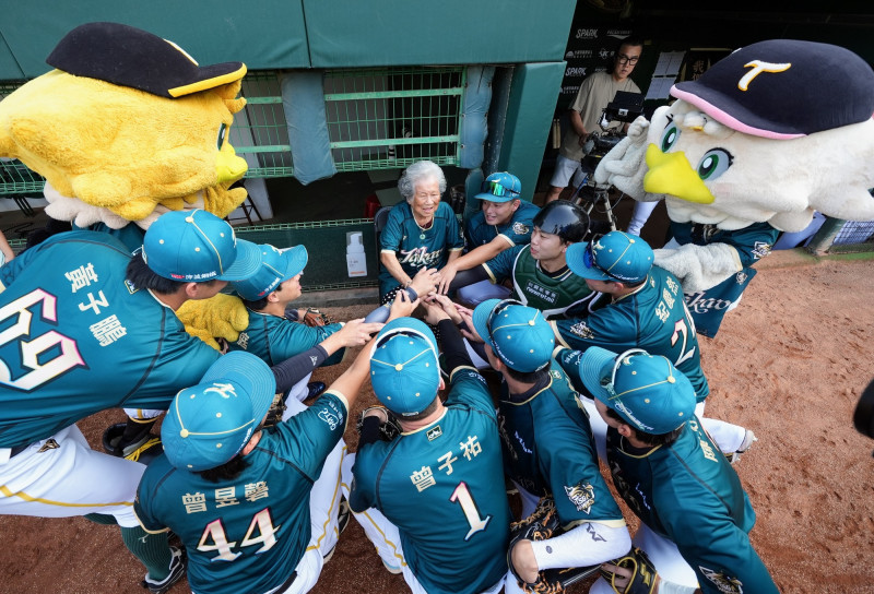 大港阿嬤來台鋼主場開球。（台鋼雄鷹提供）
