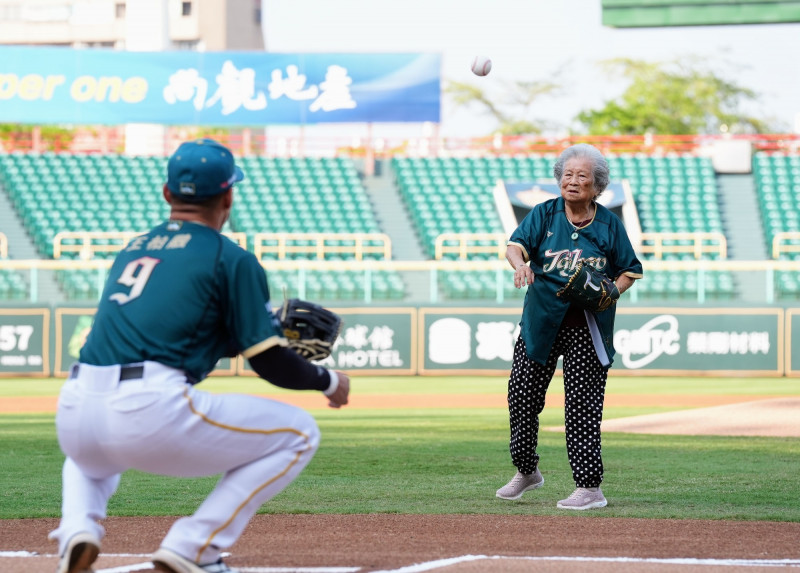 大港阿嬤來台鋼主場開球。（台鋼雄鷹提供）