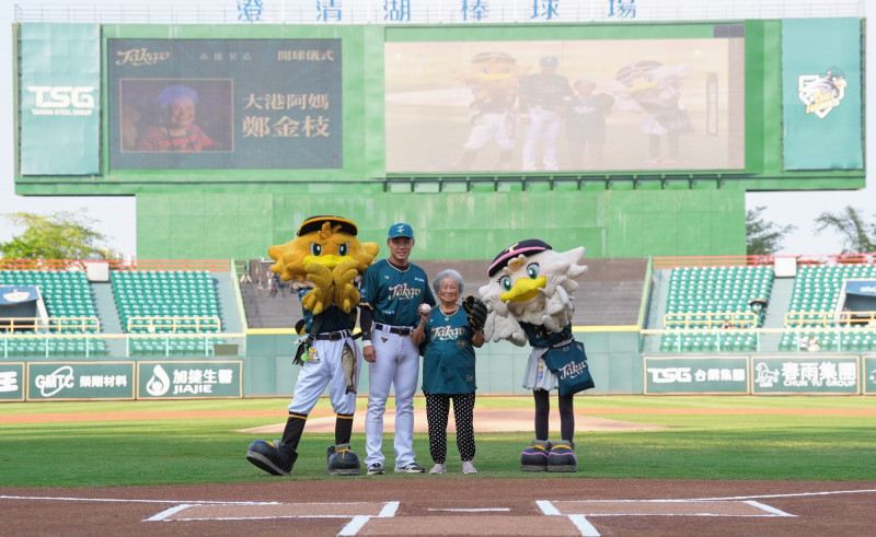 大港阿嬤來台鋼主場開球。（台鋼雄鷹提供）