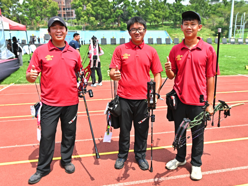 郭俊緯（左起）、陳家紳、陳鑫源聯手為台南海事拿下男團隊史首金。（台南市體育局提供）