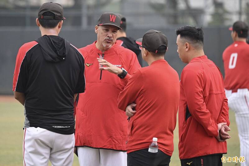 味全龍投手教練 納瓦洛。（資料照，記者廖耀東攝）