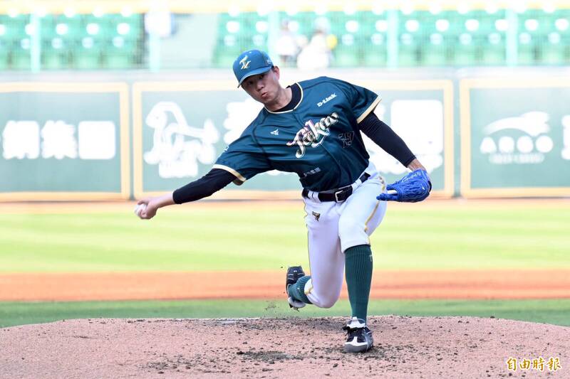 台鋼雄鷹黃子鵬。（記者李惠洲攝）