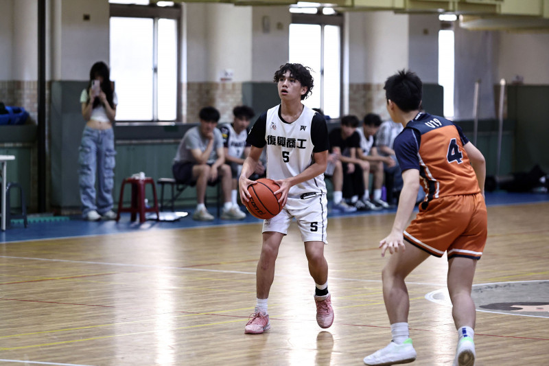 復興商工高啟燊扮演奇兵角色。（U19籃球聯盟提供）