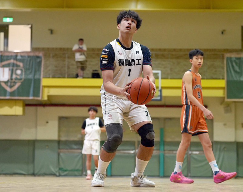 復興商工施彥綸抓籃板在行但罰球慘不忍睹。（U19籃球聯盟提供）