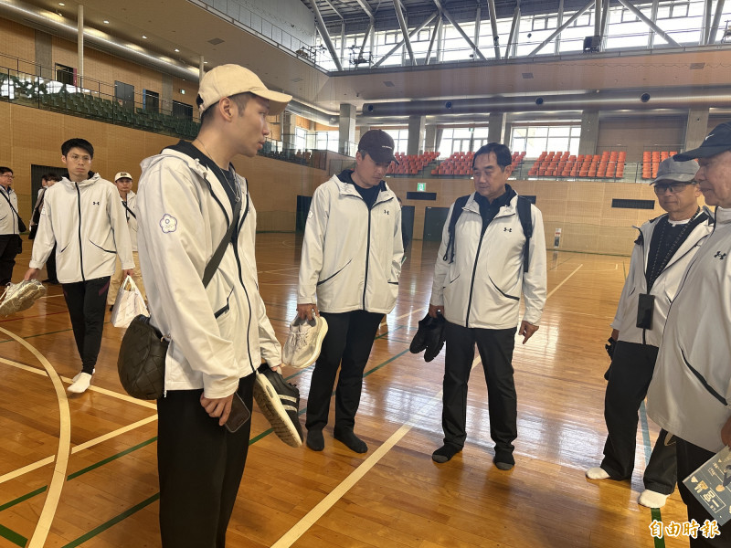 李洋視察羽球場館。（記者盧養宣攝）