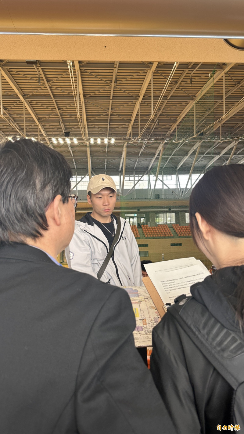李洋視察羽球場館。（記者盧養宣攝）