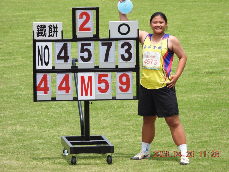 金城國中選手馬家樂在全中運國女組田徑鐵餅破大會紀錄勇奪金牌。（台南市政府提供）