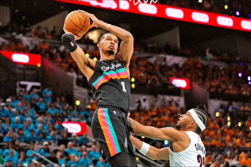 馬刺溫班亞瑪（左）季後賽首秀繳出全場最高35分，率隊擊敗拓荒者。（美聯社）