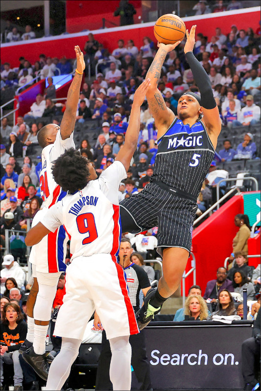 魔術班切羅（右）23分領軍，擊敗頭號種子活塞。（法新社）