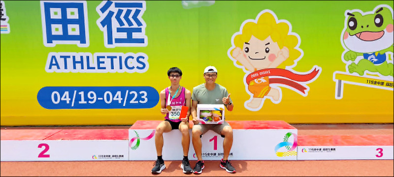 陳建愷（左）在全中運國男組跳高打破28年大會紀錄，圖右為教練張日銘。
（教練張日銘提供）