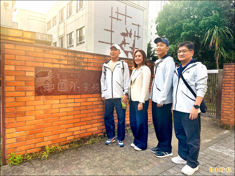 名古屋市區御園小學校成為我國此次亞運中繼站。圖為考察團團長、奧會副主席廖裕輝（左起）、台南市台日文化友好交流基金會榮譽董事長郭貞慧、運動部部長李洋、運動部次長洪志昌。（特派記者盧養宣攝）