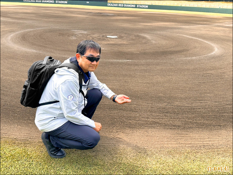 棒協選訓委員葉志仙親自感受黑土場地。（特派記者盧養宣攝）