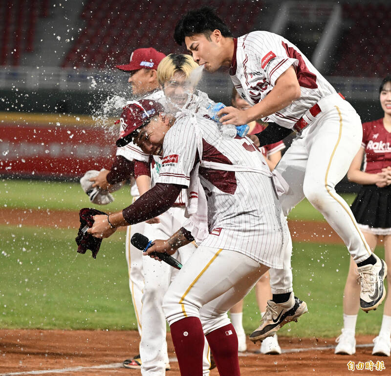 李勛傑獲選單場MVP，隊友用力幫他慶祝。（記者林正堃攝）