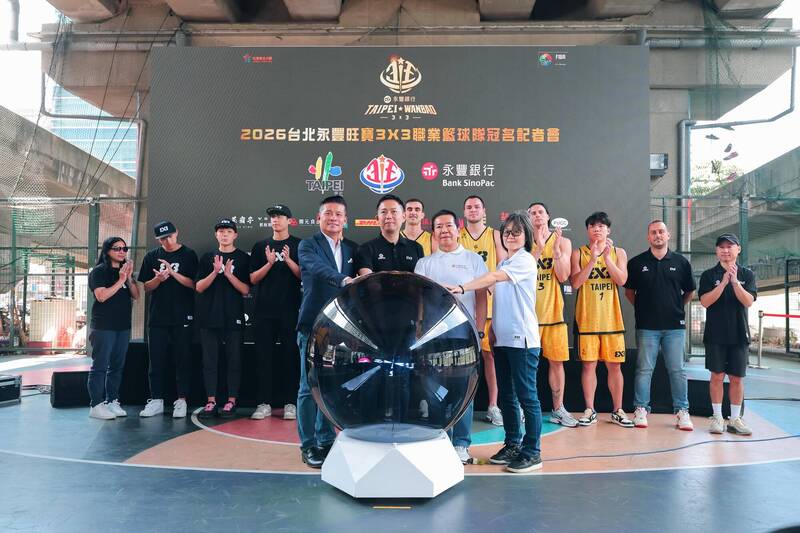 右後旺寶青年隊、左後台北永豐旺寶職業隊。（旺寶整合行銷股份有限公司提供）