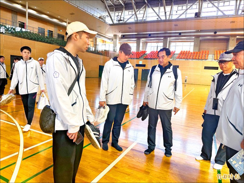 李洋（左）針對亞運羽球場館提出多項建議。（特派記者盧養宣攝）