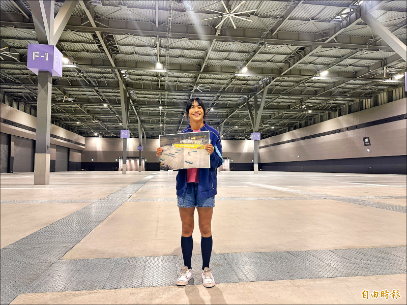 13歲滑板小將林逸凡搶先感受場地。（特派記者盧養宣攝）