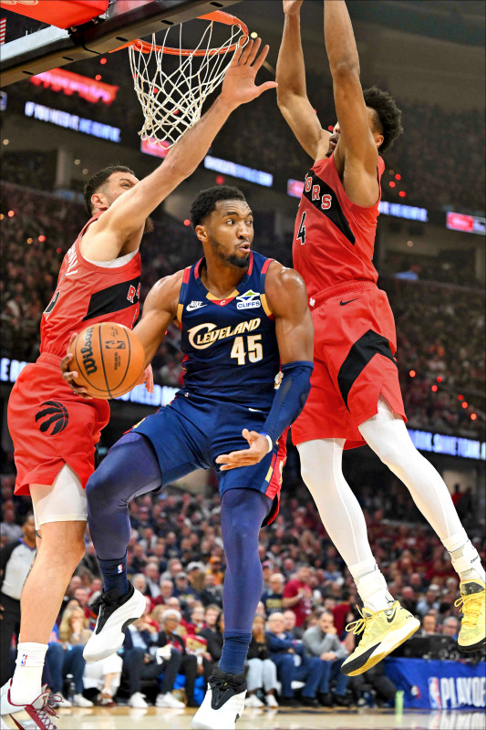 騎士米契爾（中）攻下30分，率隊取得2連勝。（法新社）