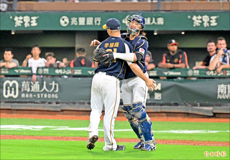 兄弟李振昌（左）關門成功，合力締造無安打比賽。（記者李惠洲攝）