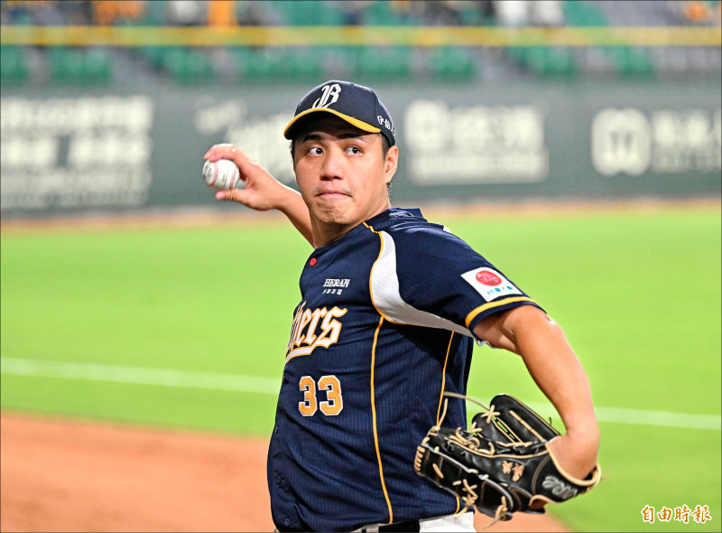 兄弟鄭浩均投7局，接手的呂彥青、李振昌各投1局，接力締造史上第12場無安打比賽。（記者李惠洲攝）