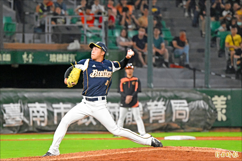 兄弟呂彥青成為中職史上首位兩度參與接力無安打的後援投手。（記者李惠洲攝）