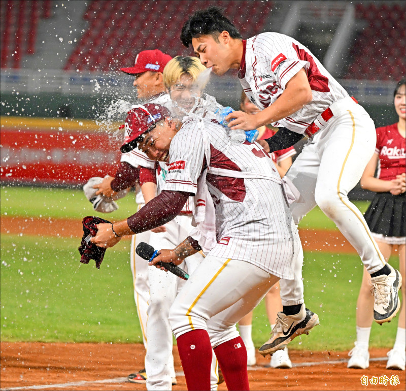 李勛傑（左）生涯首次單場雙響，率桃猿逆轉擊敗富邦悍將。（記者林正堃攝）