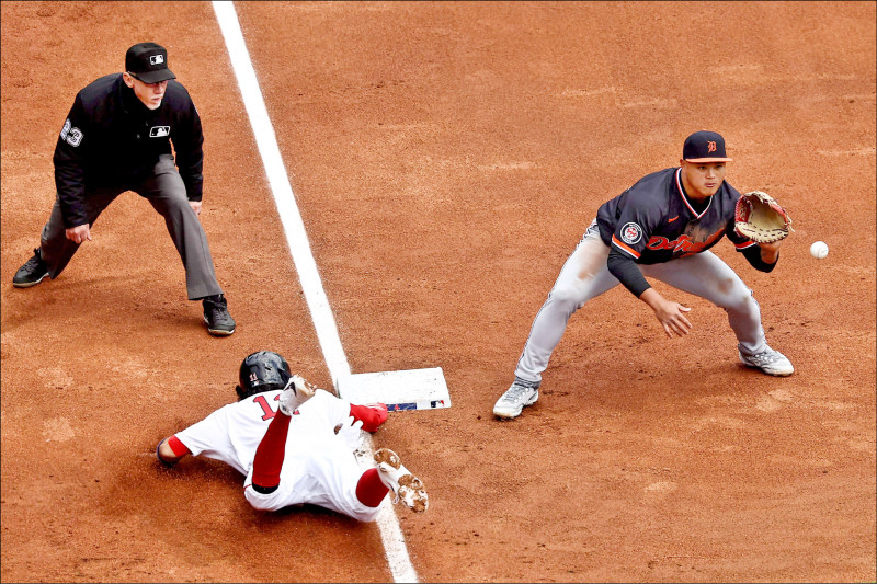 李灝宇（右）敲出大聯盟生涯首安，母校平鎮教頭吳柏宏以子弟兵為榮。（法新社）