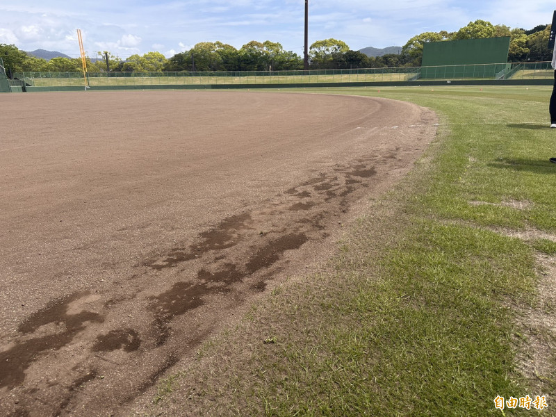 亞運棒球項目主球場豐橋市民球場，不平整的內外野交界處。（記者盧養宣攝）