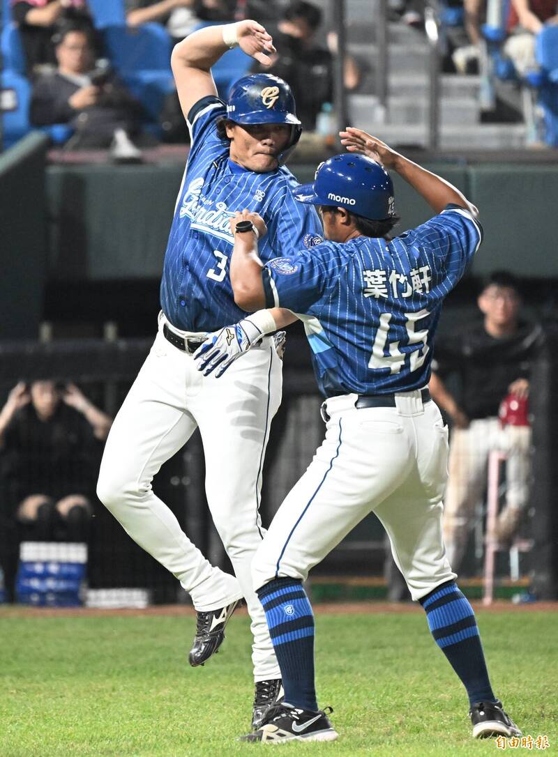 王勝偉代打開轟。（記者林正堃攝）
