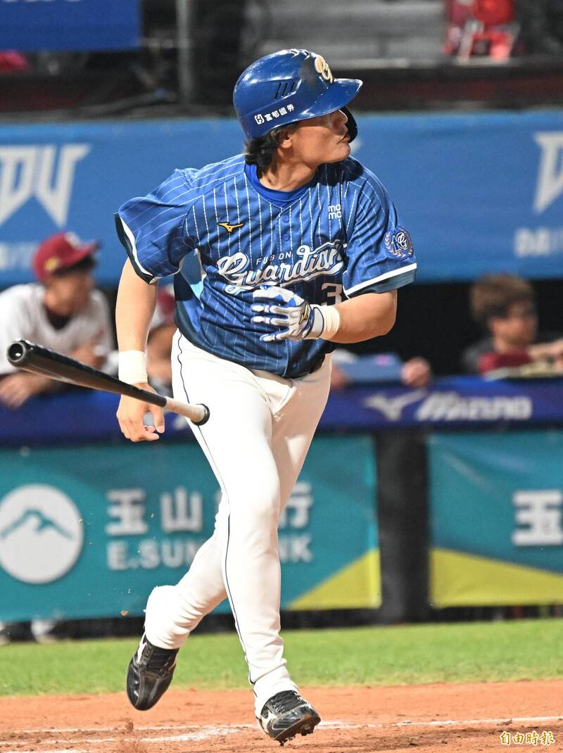 王勝偉代打開轟。（記者林正堃攝）