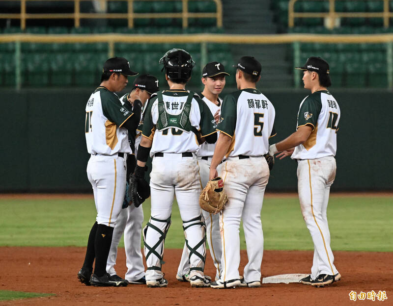台鋼雄鷹終場4:3擊敗味全龍，賽後雙方無勝差，共同以11勝6敗並列榜首。（記者李惠洲攝）