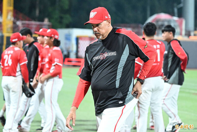 味全龍投手教練納瓦洛。（資料照，記者林正堃攝）