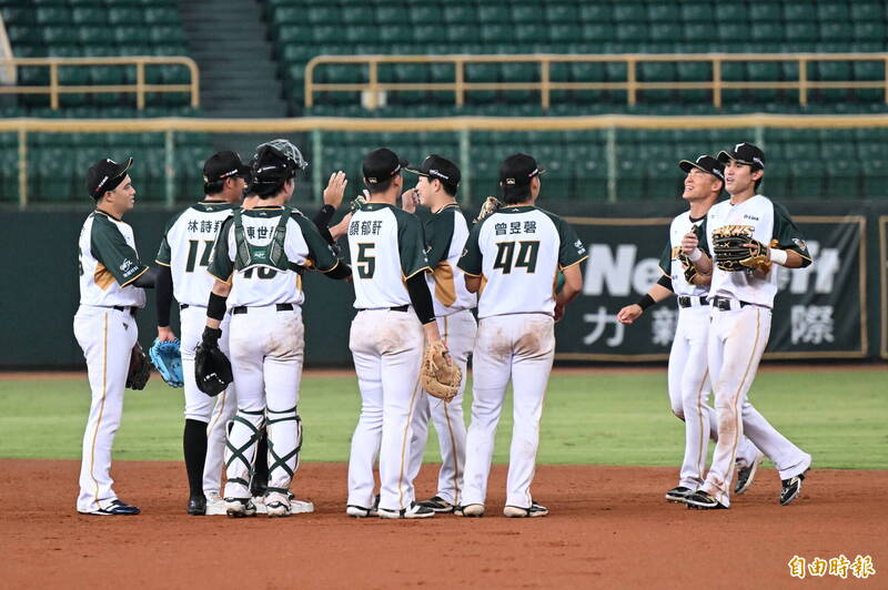 台鋼雄鷹終場4:3擊敗味全龍，賽後雙方無勝差，共同以11勝6敗並列榜首。（記者李惠洲攝）