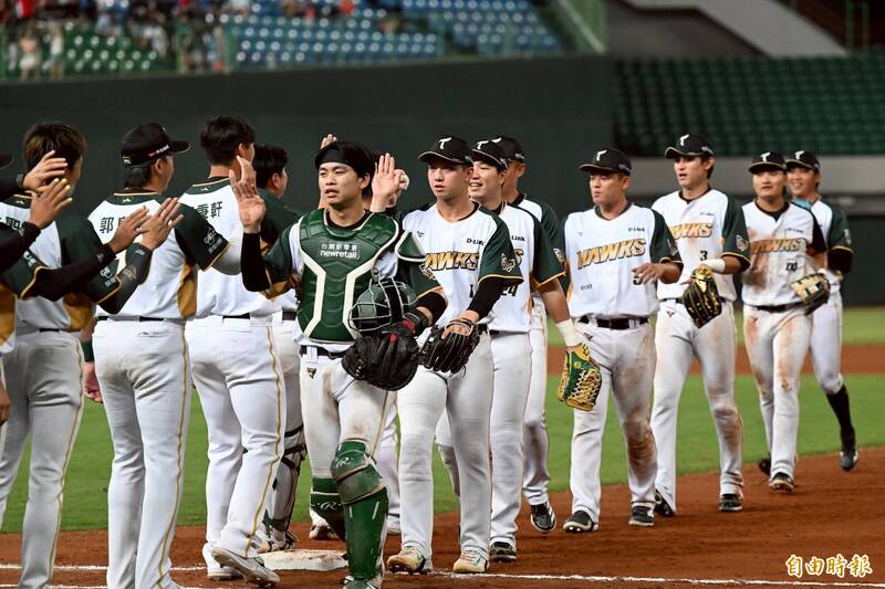 台鋼雄鷹終場4:3擊敗味全龍，賽後雙方無勝差，共同以11勝6敗並列榜首。（記者李惠洲攝）