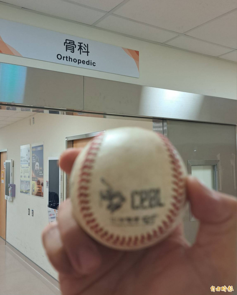 遭球吻的攝影師隔天前往醫院檢查，幸無大礙。（記者李惠洲攝）