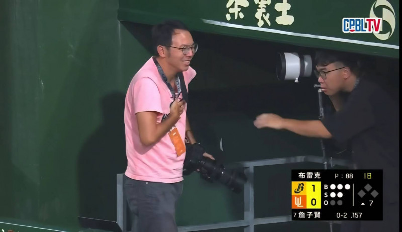 一記高飛界外球不偏不倚砸中本報攝影記者胸口。（記者王姝琇翻攝）