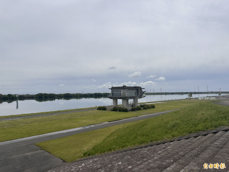划船協會秘書長林展緯視察場地。（記者盧養宣攝）