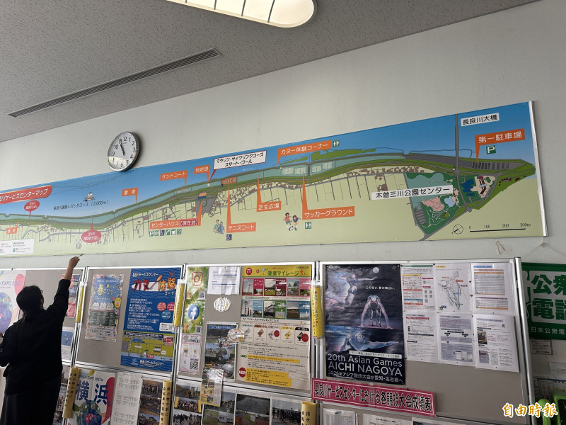划船協會秘書長林展緯視察場地。（記者盧養宣攝）