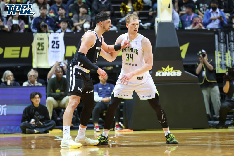 夢想家高柏鎧（右）雖然攻下31分，但球隊還是輸球。（TPBL提供）