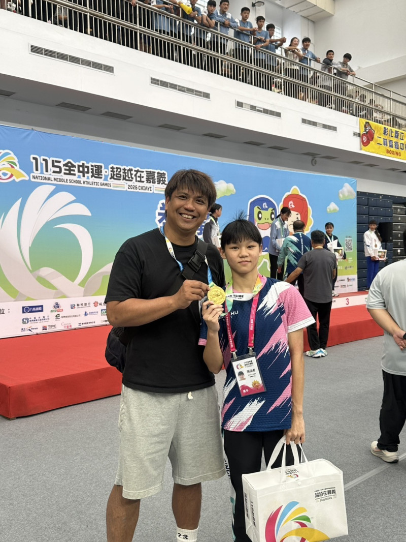新竹市三民國中陳涵希在全中運-國女組拳擊第一量級奪金。（市府提供）
