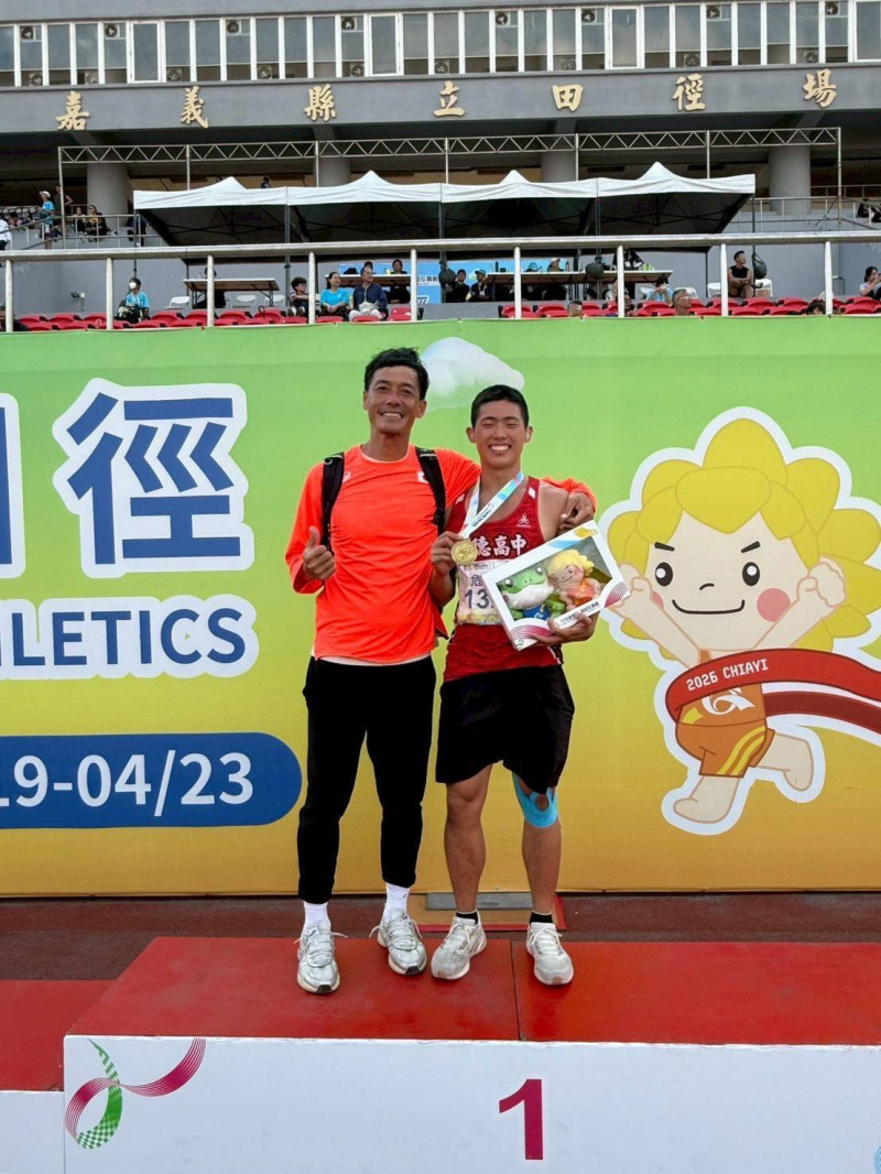 新竹市成德高中危宇澤在全中運高男組田徑十項全能奪金。（市府提供）